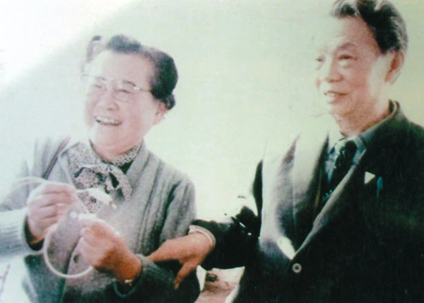 沈琼教授(右)在林县现场,左侧为原中国医学科学院肿瘤医院党委书记